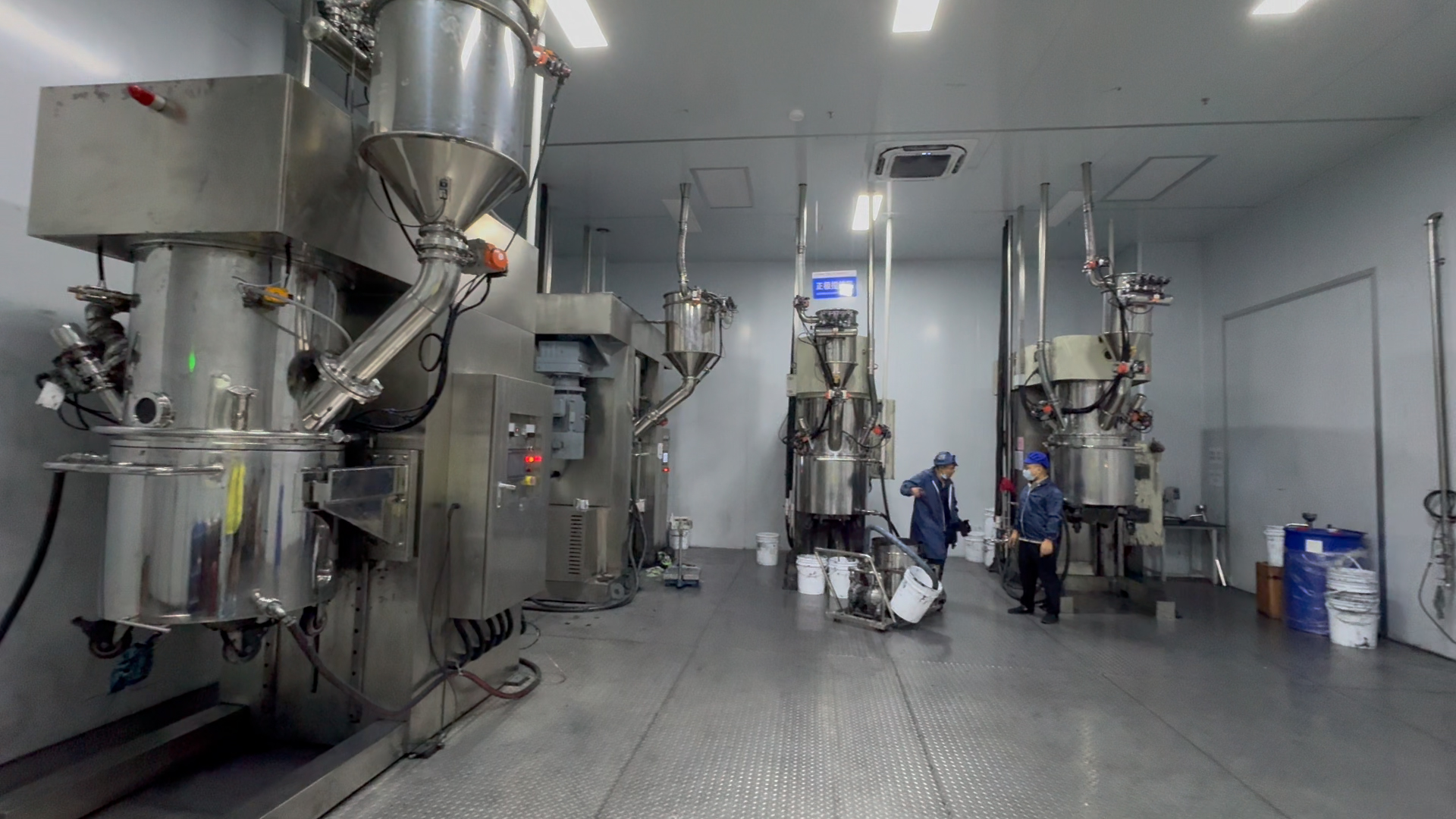 Battery slurry mixing workshop