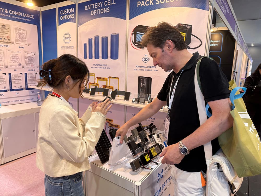 ShangGuo Technology sales team talking with an exhibition visitor